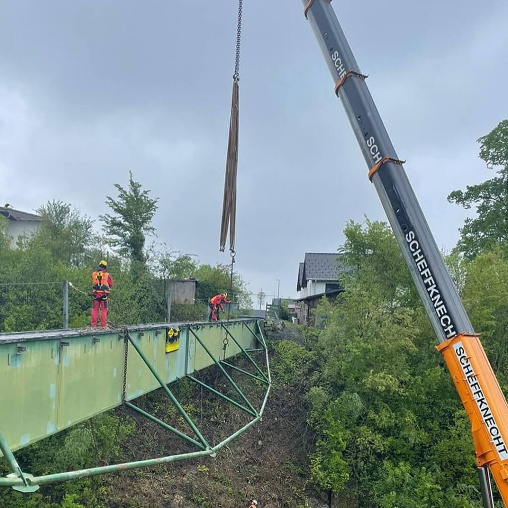 Scheffknecht Autokran sorgt für spektakulären Abbau des Stahlträgers an der Bludenzer Galgentobelbrücke