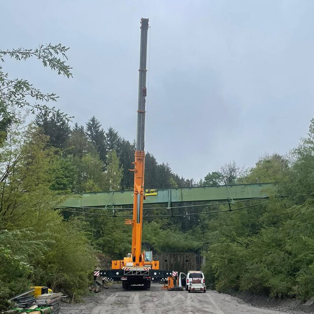 Scheffknecht Autokran sorgt für spektakulären Abbau des Stahlträgers an der Bludenzer Galgentobelbrücke