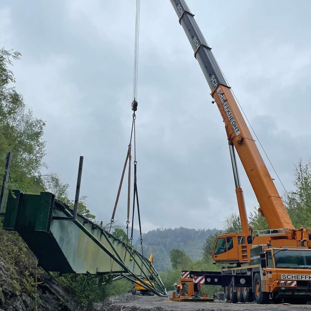 Scheffknecht Autokran sorgt für spektakulären Abbau des Stahlträgers an der Bludenzer Galgentobelbrücke