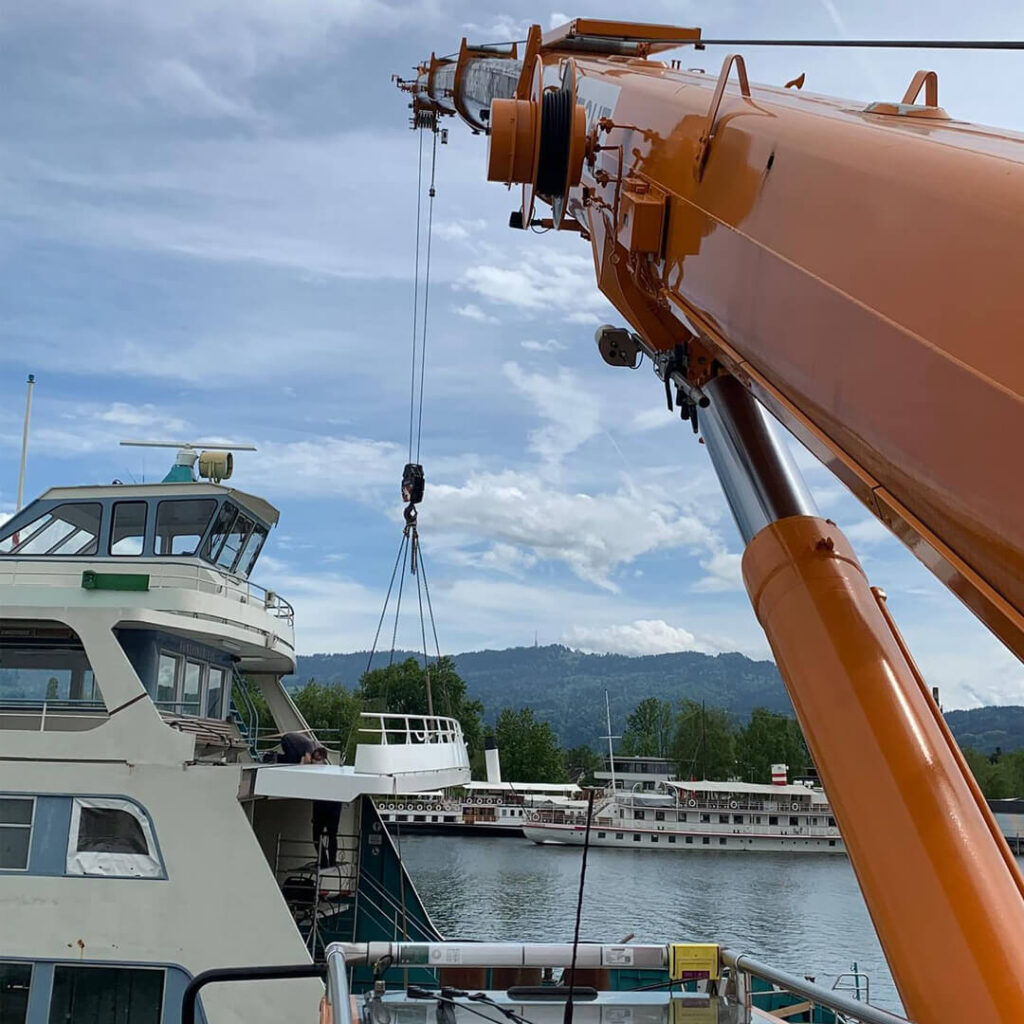 Scheffknecht Hebearbeiten für Geländerverlängerung auf Bodenseeschiff